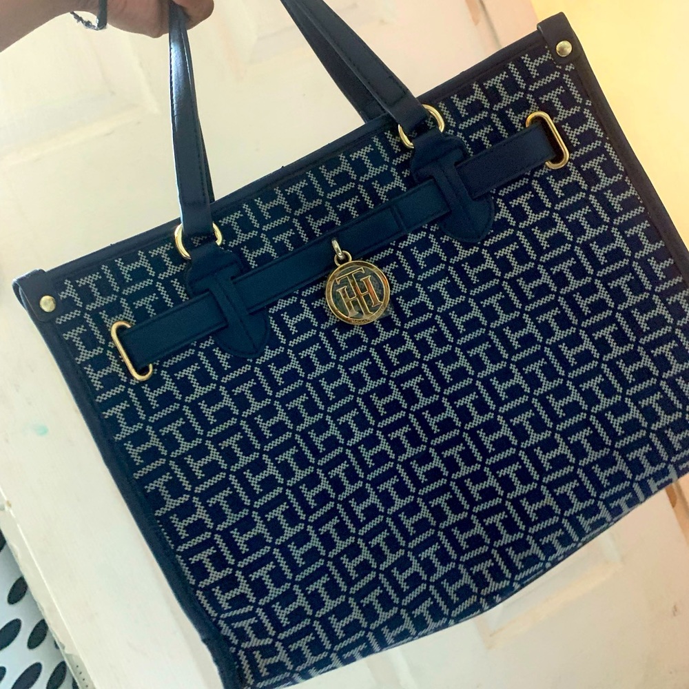 Beautiful blue  Tommy Hilfigure purse !!